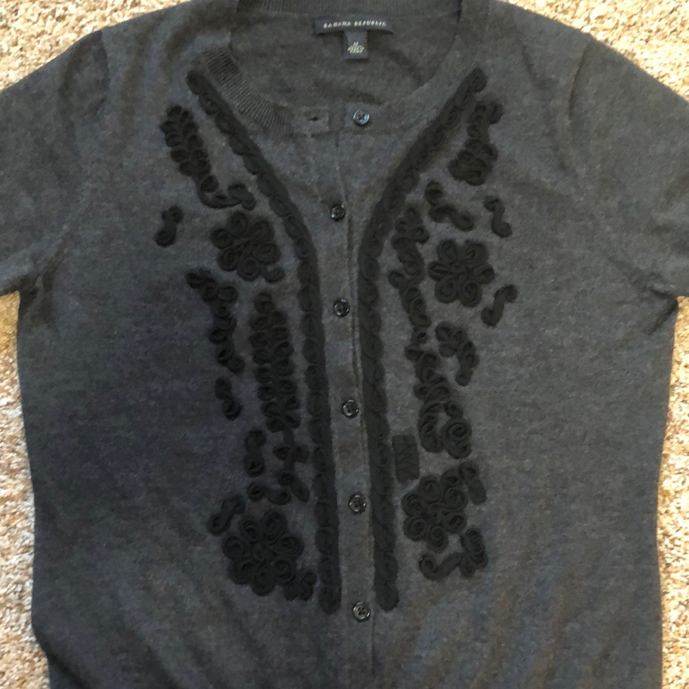 Banana Republic dark gray sweater with black appliqué 🌟